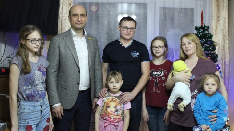 Алексей Мурыгин поздравил многодетную семью с наступающими праздниками
